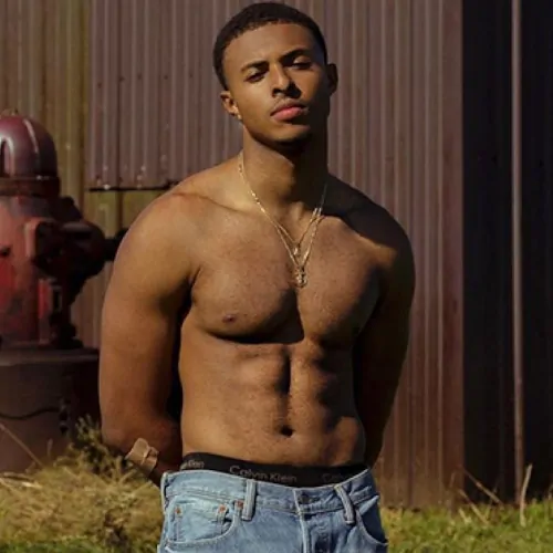 Diggy Simmons abs
